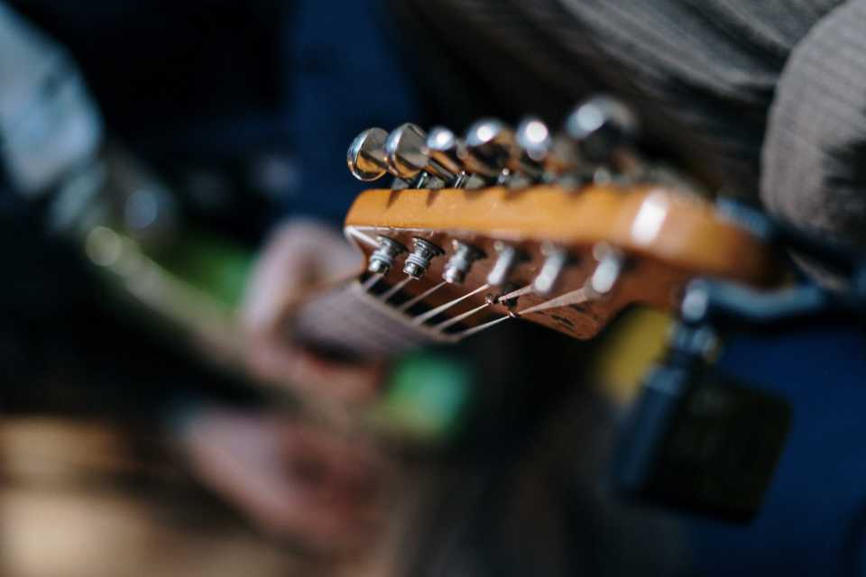 Someone playing a guiter